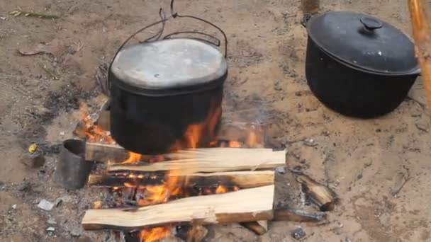 Cooking in a kettle — Stock Video