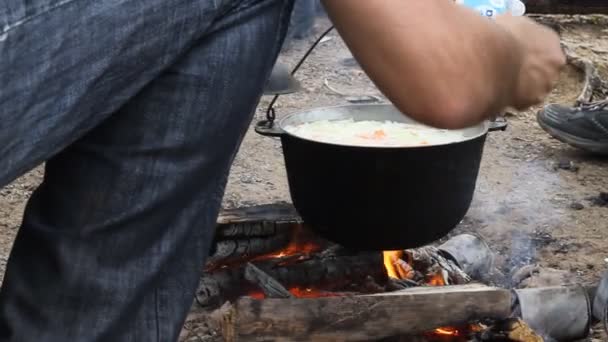 Cooking in a kettle — Stock Video