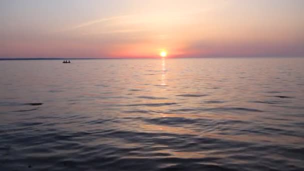 Barco ao pôr do sol — Vídeo de Stock