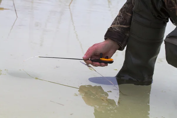 Pesca de primavera en el hielo colapsado —  Fotos de Stock