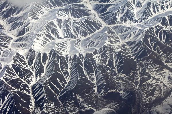 Шаблон снега, облаков и камней: вид с высоты . — стоковое фото