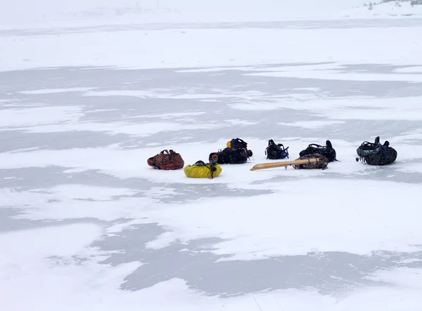 Mochilas turísticas en invierno sobre hielo —  Fotos de Stock