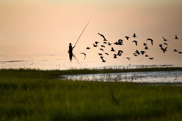 Silhueta de pescador no lago — Fotografia de Stock