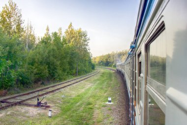 Rusya 'da her zamanki ulaşım şekli. Elektrikli trenler (banliyö rayları) yolcuları kısa mesafeler taşır. Pencereden fotoğraf, perspektif arabalar