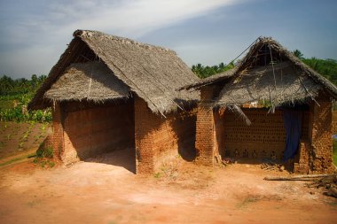 İnşaat işleri, müteahhit işleri - Adobe tuğlalarının üretimi için atölye çalışması. Ahşap ve aletleri depolamak için tuğla döküntüleri.