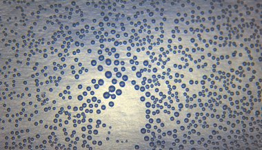 Harmonik arkaplan (ekran koruyucu). Suyun içindeki hava kabarcıkları (beb) ışıkta, pürüzsüz yüzeyde. İç tasarım, tasarım yaratıcılığı,