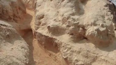 Dağ yolunda yürüyen