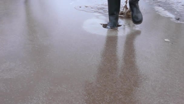 Man walks on a frozen pond — Stock Video