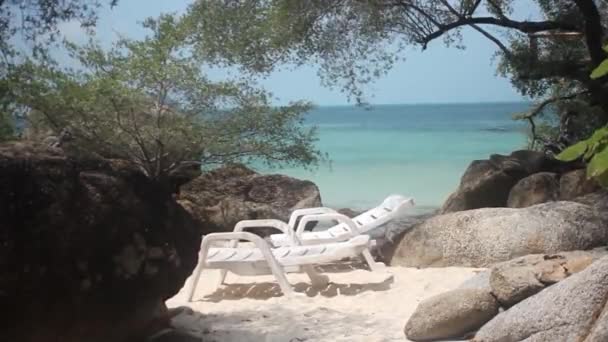 Dvě plážová křesla na břehu Andamanského moře — Stock video