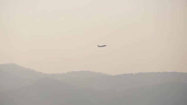 山の尾根の前に旅客機が登る — ストック動画