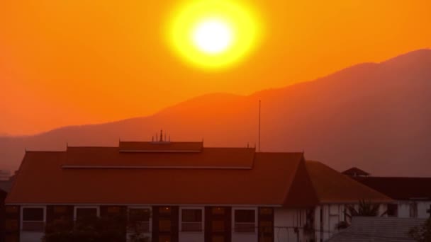 Napkelte egy hegyi falu felett — Stock videók