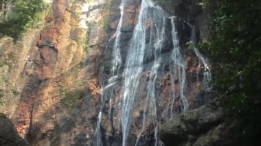 Şelalenin güçlü akıntıları