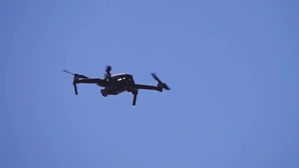 Летающий дрон, вы можете увидеть вращение винтов с различными вращениями — стоковое видео