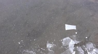 Hafif bir kışın ince kırılan buzları