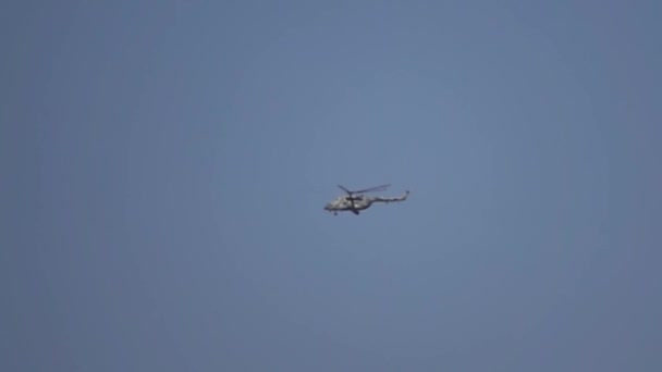 Mi-8 στρατιωτικό ελικόπτερο κατά την πτήση — Αρχείο Βίντεο
