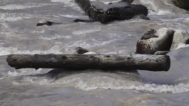 Poderosa corriente de agua se aprieta — Vídeo de stock