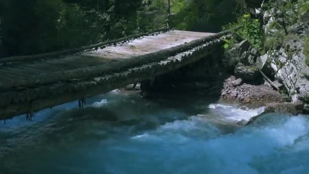 Ponte de madeira através do rio tempestuoso da montanha — Vídeo de Stock
