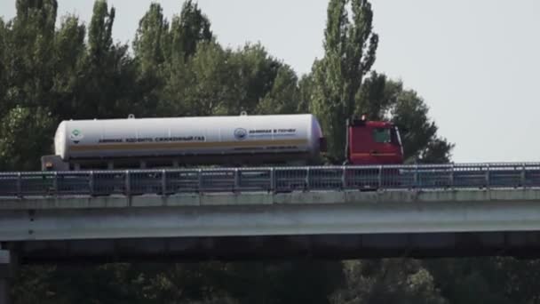 Lastbilar korsar floden på en bro — Stockvideo
