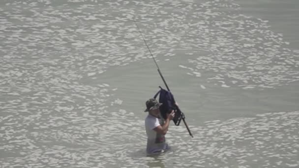 Spinneret vai ao longo do rio montanha — Vídeo de Stock