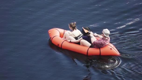 Famille nage sur le lac dans un canot gonflable — Video