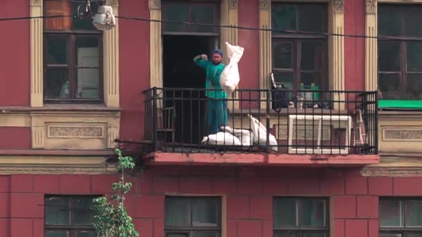 Робітники кидають сумки з будівельних уламків. — стокове відео