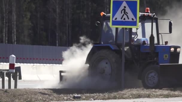 Zamiatanie autostrady po zimie. Super powolny ruch 1000 fps. — Wideo stockowe