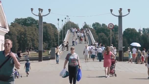 의심되는 보행자 다리와 지나가는 사람들 — 비디오