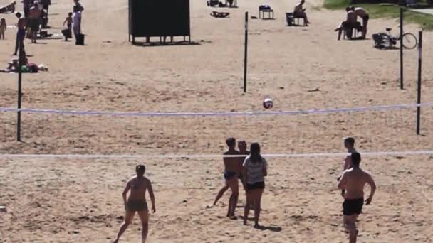 Stränder spelar volleyboll på stranden — Stockvideo