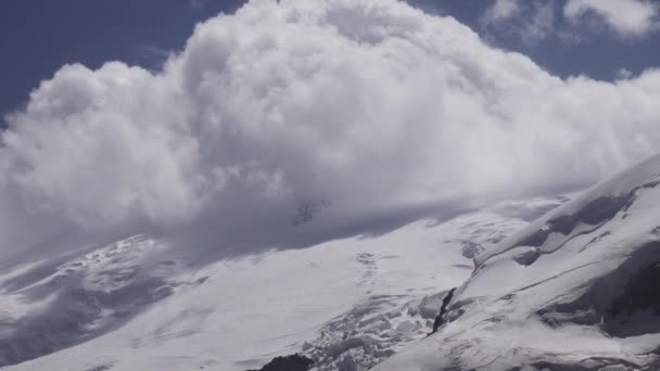 Όρος. Eliurus καλύπτονται από σύννεφα κατά τη διάρκεια της ημέρας του καλοκαιριού — Αρχείο Βίντεο