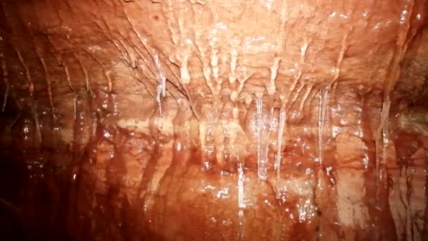 In einer Eishöhle — Stockvideo