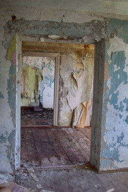 Eski harabe evin içinde. Terk edilmiş bir binada oda ve koridorlar