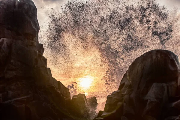 Tormenta Súper Brillante Atardecer Proporcionó Rocas Afiladas Del Océano Agua —  Fotos de Stock