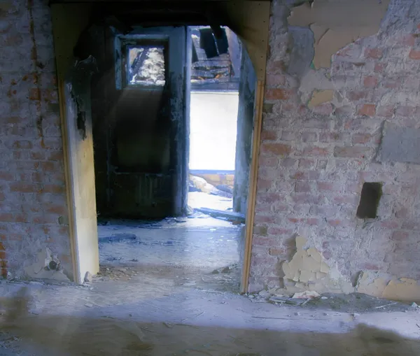 サバイバルゲームのための工業空間の崩壊の内部 放棄された部屋のドア — ストック写真