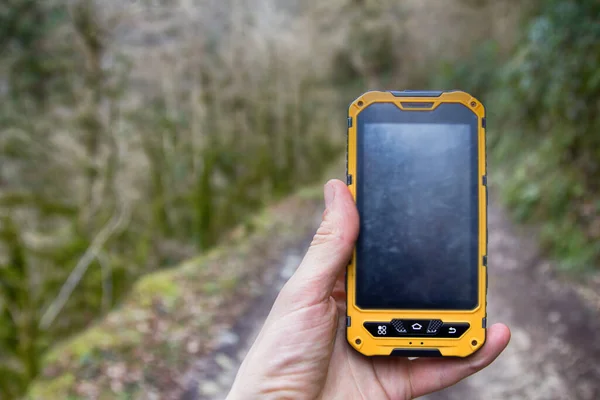 Smartphone Rastreamento Viagens Trilhas Montanha Telefone Mão Uma Caminhada Natural — Fotografia de Stock