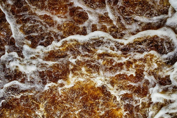 Řeka Stříkance Pozadí Načervenalé Pramenité Vody Plné Energie — Stock fotografie