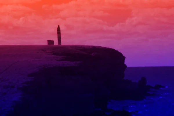 崖の端にある古代の灯台 海の魔法と美しさ シュールレアルアート赤外線写真 — ストック写真