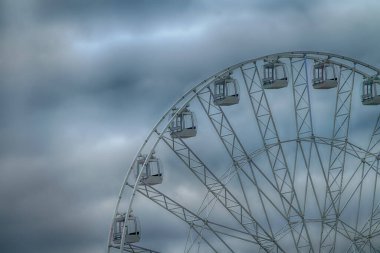 Güzel bulutların arka planında dönme dolap