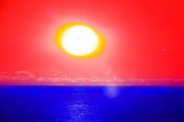 Uzay yumurtası. Denizin üzerindeki güneş ve güneş halesi fantezisi. Gerçeküstü sanat kızılötesi fotoğrafı.