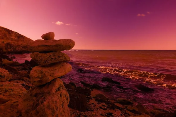 Pirámide Felicidad Piedras Planas Son Apilados Por Los Asistentes Playa — Foto de Stock