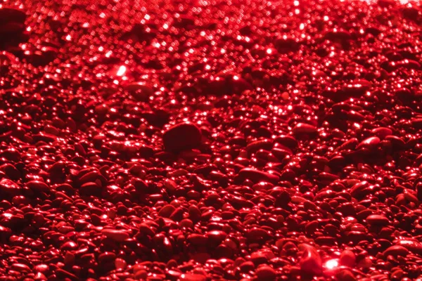 赤い湿った小石のビーチ 異常な光景だ 赤外線写真様式 — ストック写真