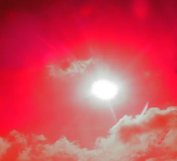 Κόκκινα Ενοχλητικά Σύννεφα Και Αιματηρός Ήλιος Φαντασία Της Τελευταίας Κρίσης — Φωτογραφία Αρχείου