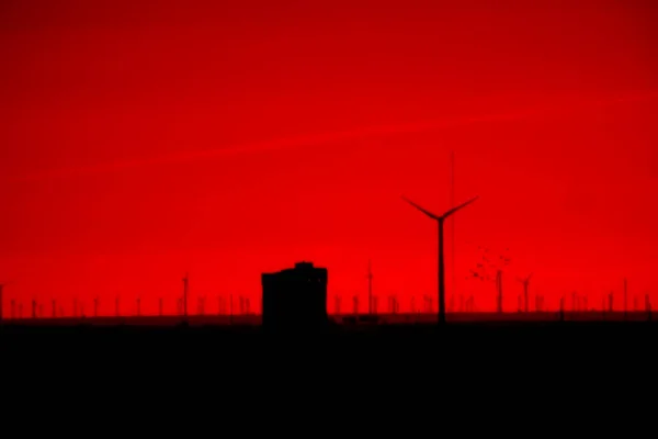 Campo Turbinas Eólicas Pôr Sol Noite Nas Pradarias Sombrias Sem — Fotografia de Stock