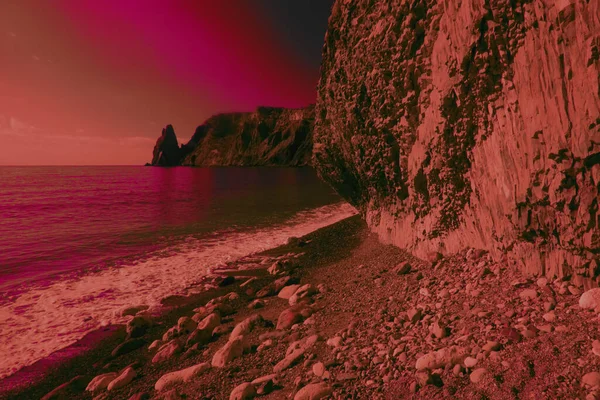 Крутой Прибрежный Замковый Камень Галечный Пляж Морская Эрозия Инфракрасный Стиль — стоковое фото