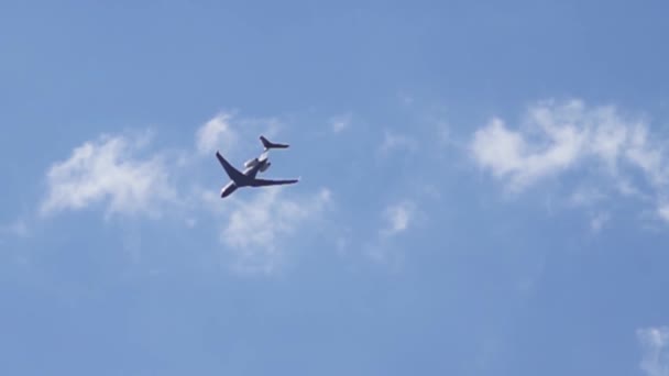 Avión de pasajeros en el cielo — Vídeos de Stock