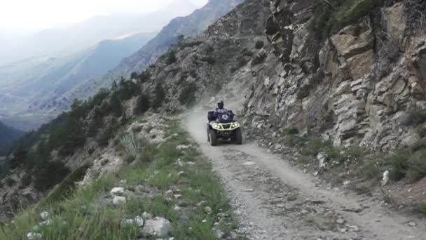 Samochód Buggy jeździ górską drogą — Wideo stockowe