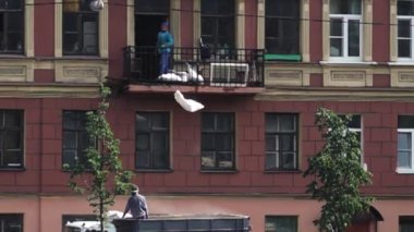 İşçiler inşaat molozlarını çöpe atıyor.