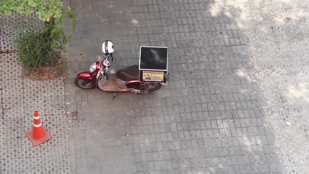 Uma scooter de entrega em casa está localizada no pátio — Vídeo de Stock