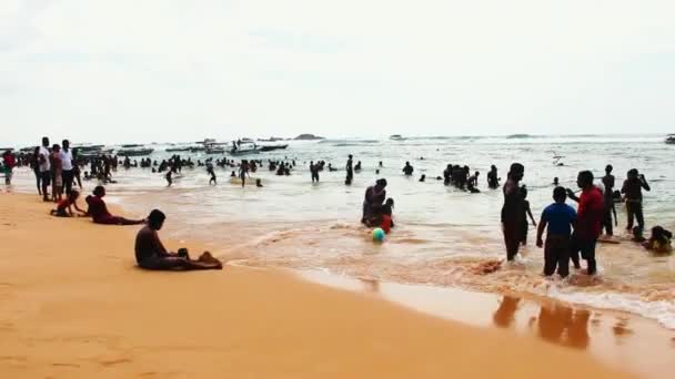 Pleziervaartuigen en vakantiegangers op het strand — Stockvideo