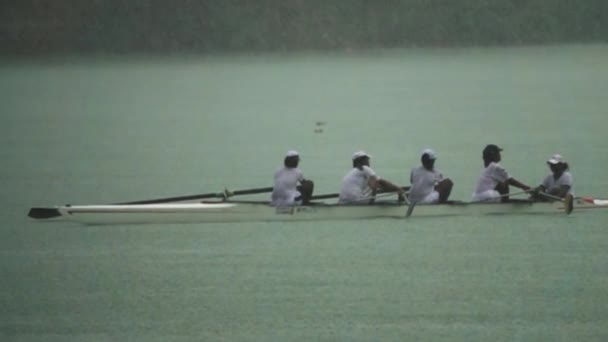 Four girls kayak team on the rowing channel — Stock Video