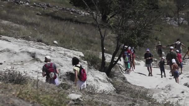 Turistas em uma trilha de montanha — Vídeo de Stock